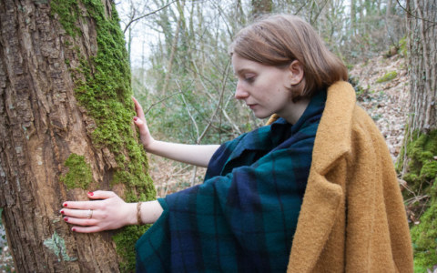 Alix, bois de Keroual, 21 février 2017, série photographique "Je voudrais aller me promener dans les bois", photographie réalisée par Marie-Claire Raoul lors d'une résidence à l'espace Lcause