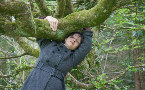 Béatrice, bois de Keroual, 14 avril 2017, série photographique "Je voudrais aller me promener dans les bois", photographie réalisée par Marie-Claire Raoul lors d'une résidence à l'espace Lcause