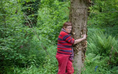 Francoise bois de Keroual, 16 mai 2017, série photographique "Je voudrais aller me promener dans les bois", photographie réalisée par Marie-Claire Raoul lors d'une résidence à l'espace Lcause
