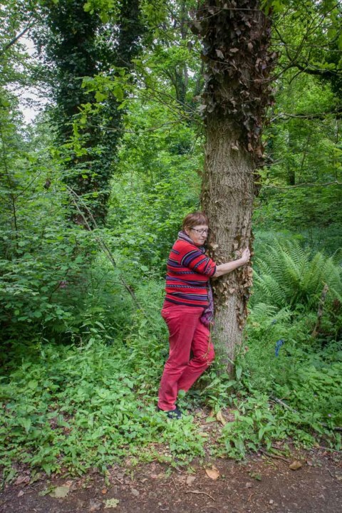 Francoise bois de Keroual, 16 mai 2017, série photographique "Je voudrais aller me promener dans les bois", photographie réalisée par Marie-Claire Raoul lors d'une résidence à l'espace Lcause