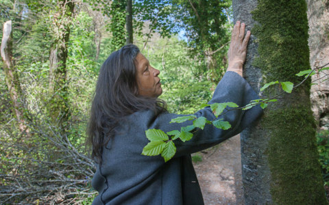 Joelle, bois de Keroual, 27 avril 2017, série photographique "Je voudrais aller me promener dans les bois", photographie réalisée par Marie-Claire Raoul lors d'une résidence à l'espace Lcause