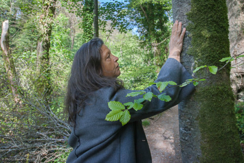 Joelle, bois de Keroual, 27 avril 2017, série photographique "Je voudrais aller me promener dans les bois", photographie réalisée par Marie-Claire Raoul lors d'une résidence à l'espace Lcause