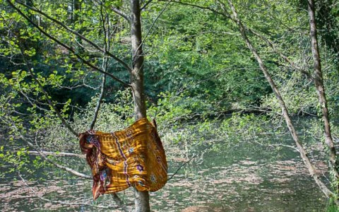 Joelle, bois de Keroual, 27 avril 2017, série photographique "Je voudrais aller me promener dans les bois", photographie réalisée par Marie-Claire Raoul lors d'une résidence à l'espace Lcause