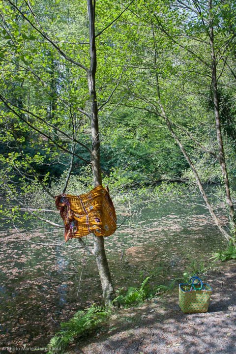 Joelle, bois de Keroual, 27 avril 2017, série photographique "Je voudrais aller me promener dans les bois", photographie réalisée par Marie-Claire Raoul lors d'une résidence à l'espace Lcause