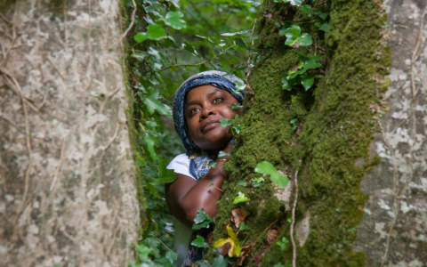 Nina, bois de Keroual, 27 juin 2017, série photographique "Je voudrais aller me promener dans les bois", photographie réalisée par Marie-Claire Raoul lors d'une résidence à l'espace Lcause
