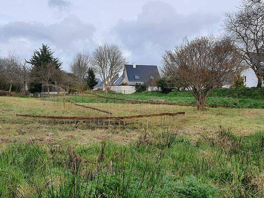 [Marcher sur l'eau blanche], installation de Marie-Claire Raoul sur la prairie de Keravilin, 3 mars 2022