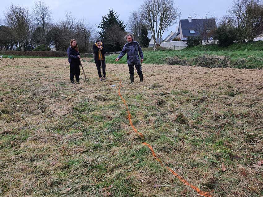 chantier participatif, construction de la sculpture [Marcher sur l'eau blanche] de Marie-Claire Raoul, 28 février 2022, prairie de Keravilin, Guipavas