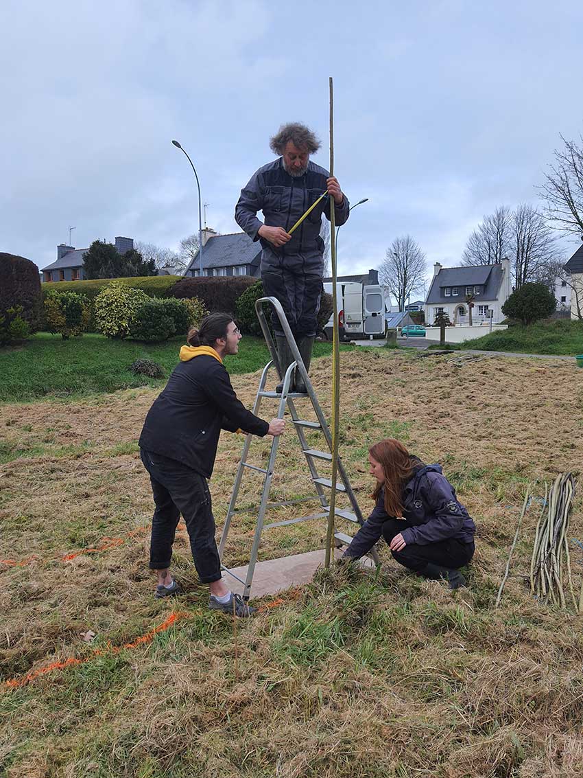 chantier participatif, construction de la sculpture [Marcher sur l'eau blanche] de Marie-Claire Raoul, 28 février 2022, prairie de Keravilin, Guipavas