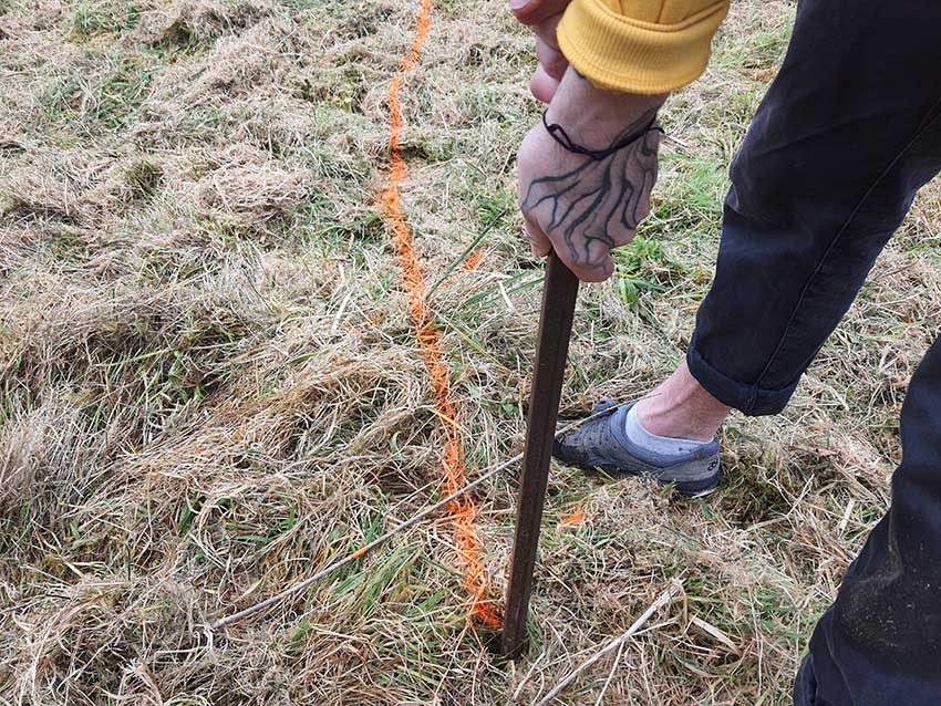 chantier participatif, construction de la sculpture [Marcher sur l'eau blanche] de Marie-Claire Raoul, 28 février 2022, prairie de Keravilin, Guipavas