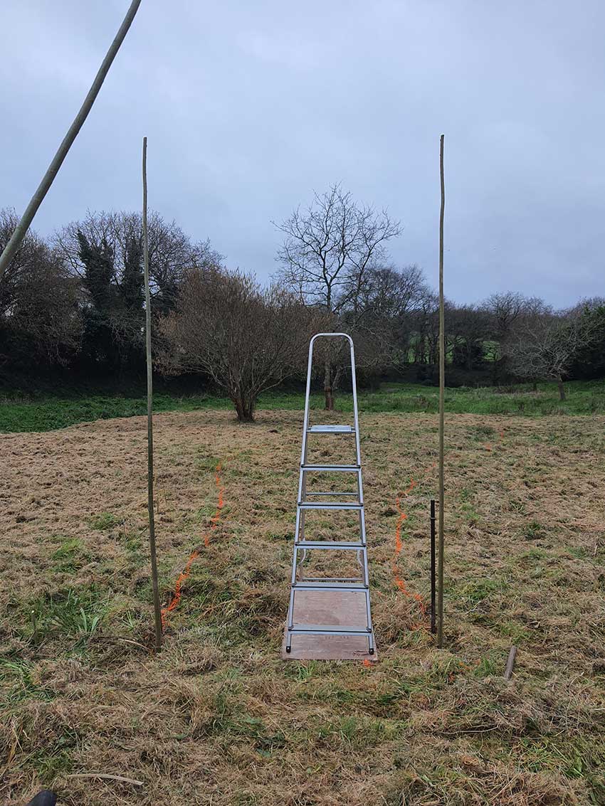 chantier participatif, construction de la sculpture [Marcher sur l'eau blanche] de Marie-Claire Raoul, 28 février 2022, prairie de Keravilin, Guipavas