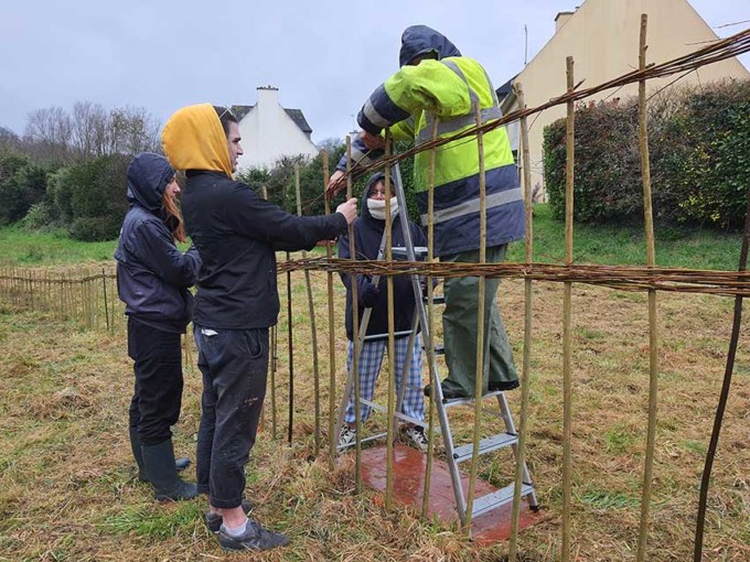 Chantier participatif, construction de la sculpture [Marcher sur l'eau blanche] de Marie-Claire Raoul, 28 février 2022, prairie de Keravilin, Guipavas, 28 février 2022