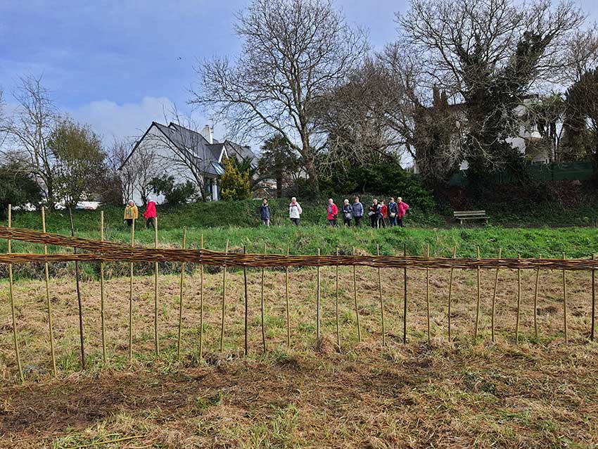 Chantier participatif, construction de la sculpture [Marcher sur l'eau blanche] de Marie-Claire Raoul, 28 février 2022, prairie de Keravilin, Guipavas