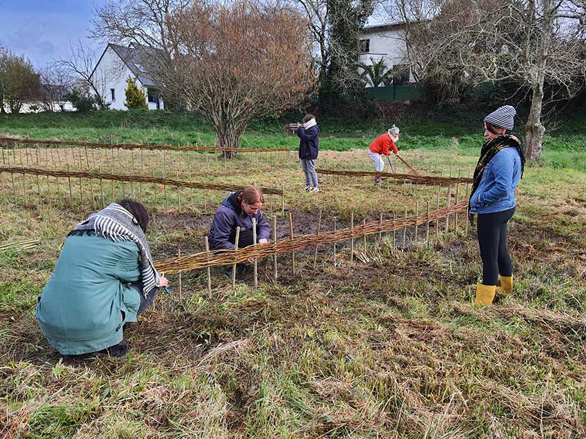 Chantier participatif, construction de la sculpture [Marcher sur l'eau blanche] de Marie-Claire Raoul, prairie de Keravilin, Guipavas, 3 mars 2022