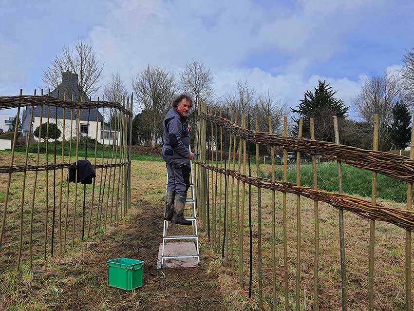 Chantier participatif, construction de la sculpture [Marcher sur l'eau blanche] de Marie-Claire Raoul, 28 février 2022, prairie de Keravilin, Guipavas, 28 février 2022