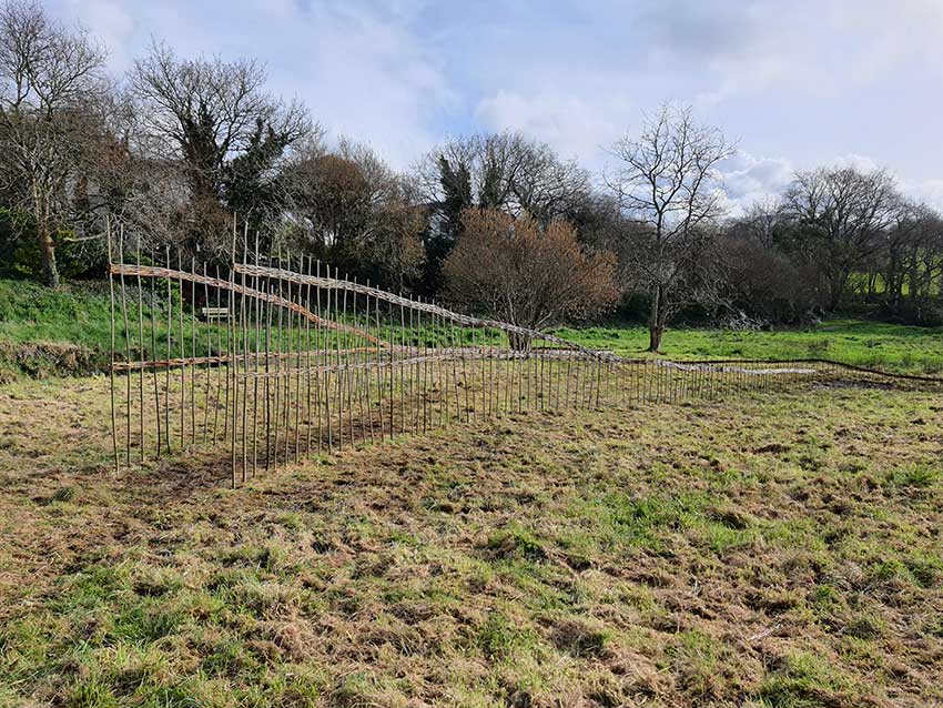 Chantier participatif, construction de la sculpture [Marcher sur l'eau blanche] de Marie-Claire Raoul, 28 février 2022, prairie de Keravilin, Guipavas, 3 mars 2022