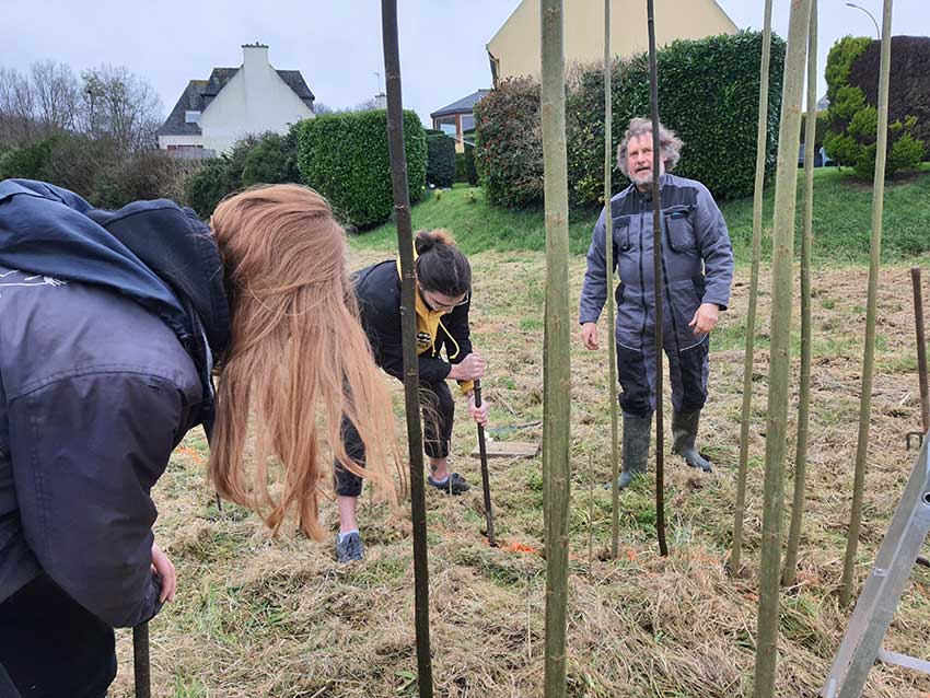 Chantier participatif, construction de la sculpture [Marcher sur l'eau blanche] de Marie-Claire Raoul, 28 février 2022, prairie de Keravilin, Guipavas, 28 février 2022