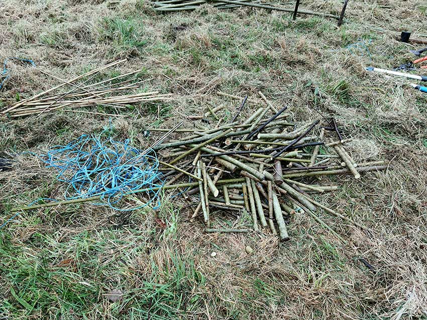 chantier participatif, construction de la sculpture [Marcher sur l'eau blanche] de Marie-Claire Raoul, 28 février 2022, prairie de Keravilin, Guipavas