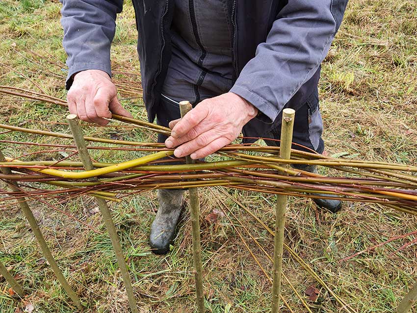 Chantier participatif, construction de la sculpture [Marcher sur l'eau blanche] de Marie-Claire Raoul, 28 février 2022, prairie de Keravilin, Guipavas, 3 mars 2022