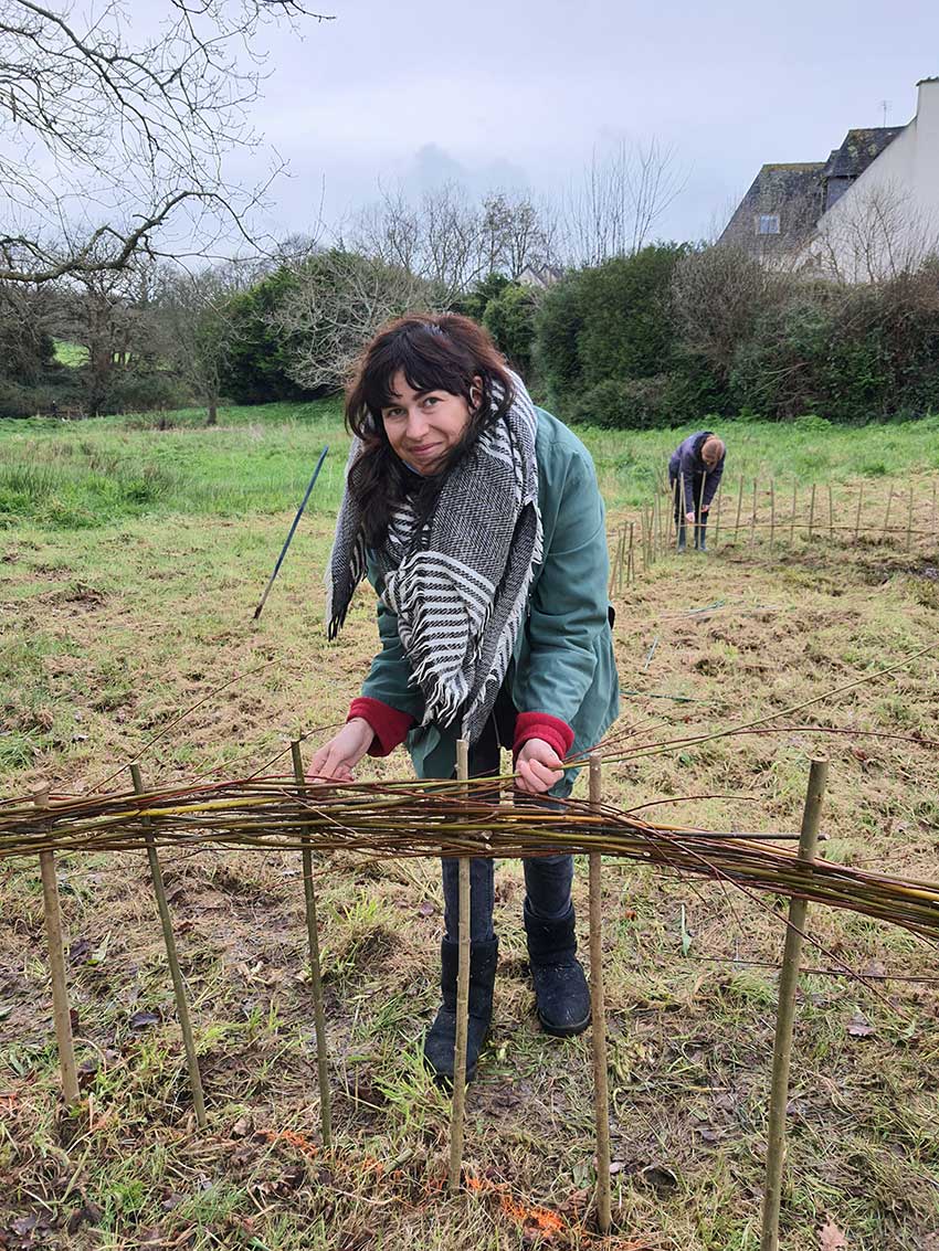 Chantier participatif, construction de la sculpture [Marcher sur l'eau blanche] de Marie-Claire Raoul, 28 février 2022, prairie de Keravilin, Guipavas, 3 mars 2022