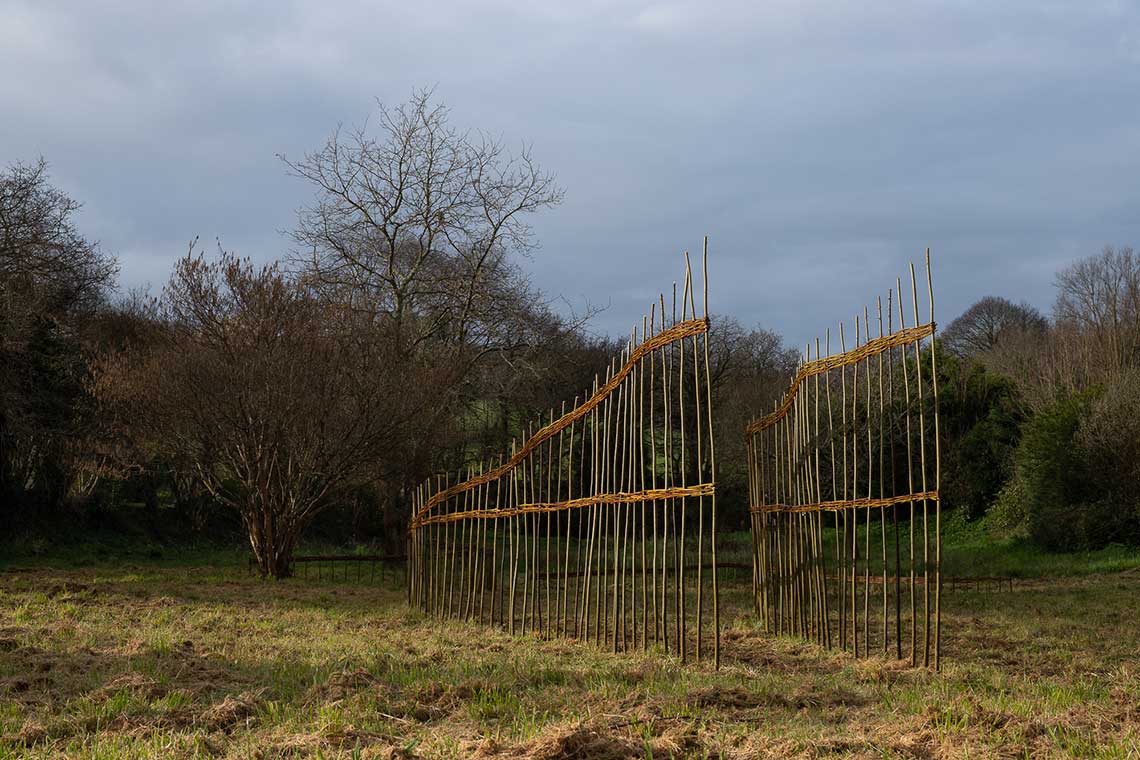 Marcher sur l'eau blanche, installation de Marie-Claire Raoul sur la prairie de Keravilin, 5 mars 2022, Marie-Claire Raoul