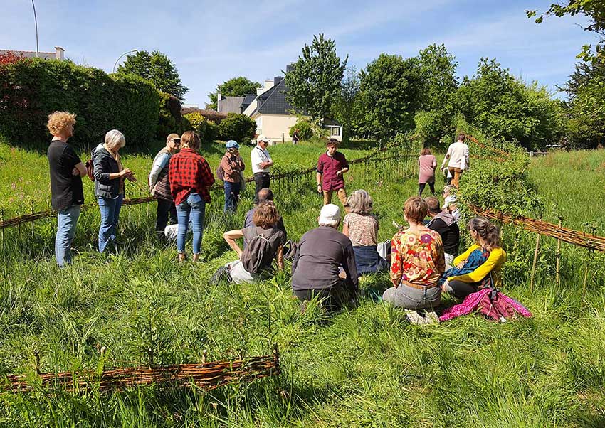 Autour de la sculpture [Marcher sur l'eau blanche] sur la prairie de Keravilin, Balade philosophique avec Yan Marchand au vallon du Stang-Alar à Guipavas, 7 mai 2022