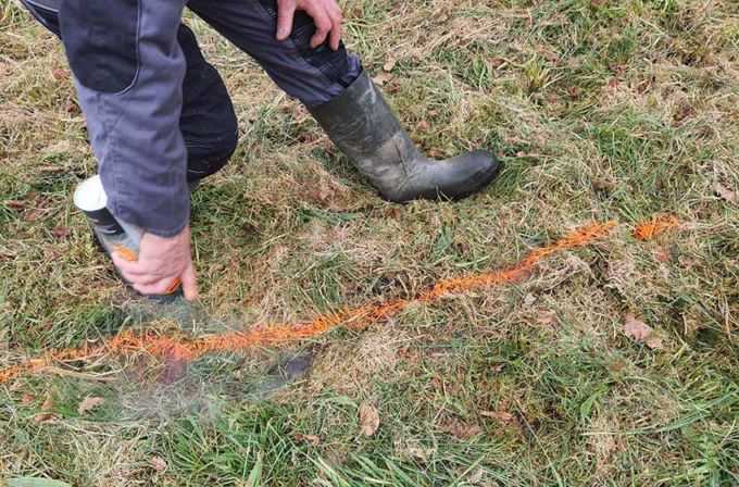 Chantier participatif, construction de la sculpture [Marcher sur l'eau blanche] de Marie-Claire Raoul, 28 février 2022, prairie de Keravilin, Guipavas, 28 février 2022