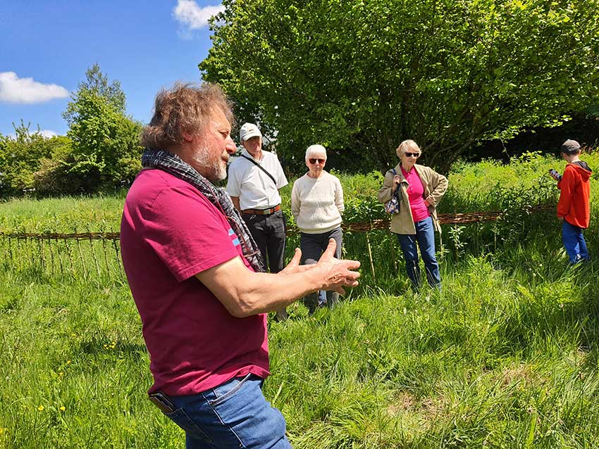 Autour de la sculpture [Marcher sur l'eau blanche] sur la prairie de Keravilin, Balade philosophique avec Christian Guérin au vallon du Stang-Alar à Guipavas, 7 mai 2022