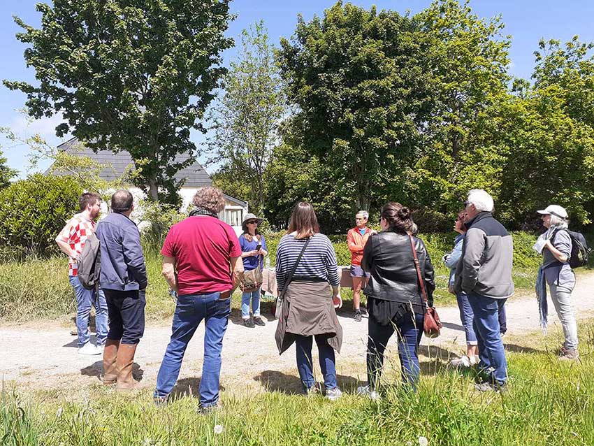 Autour de la sculpture [Marcher sur l'eau blanche] sur la prairie de Keravilin, Balade philosophique avec Marie-Claire Raoul au vallon du Stang-Alar à Guipavas, 7 mai 2022