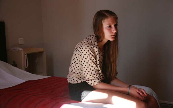 Adèle dans une chambre d'hôtel