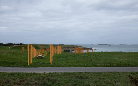 Proposition 2, maquette 2D « Hent Ar Mor ». Sur les dunes végétalisées, la structure longera le fourré sous lequel le rû s’écoule à très faible débit. Elle suivra un dénivelé aléatoire. Plus petite hauteur 0,8 m. Plus grande hauteur 3 m 50. Photographie, janvier 2023., Marie-Claire Raoul