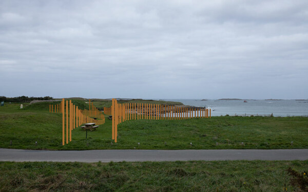 Proposition 2, maquette 2D « Hent Ar Mor ». Sur les dunes végétalisées, la structure longera le fourré sous lequel le rû s’écoule à très faible débit. Elle suivra un dénivelé aléatoire. Plus petite hauteur 0,8 m. Plus grande hauteur 3 m 50. Photographie, janvier 2023.