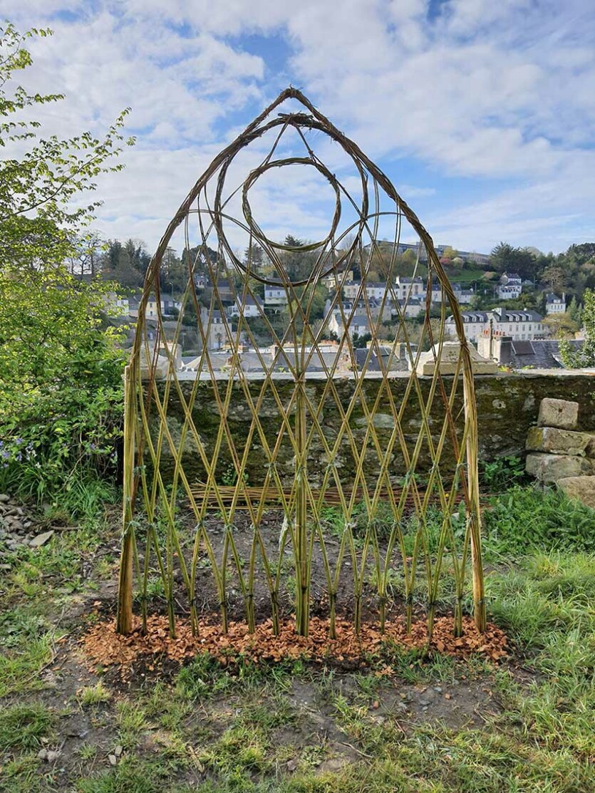 Le portail gothique, jardin du Maître verrier, juillet 2023, création en brins de saule vivant de Marie-Claire Raoul, Marie-Claire Raoul