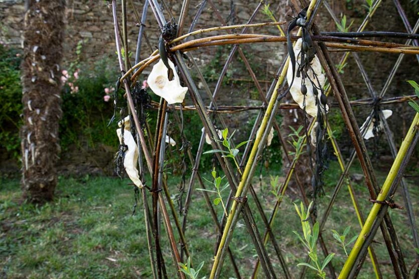 L'arbre du Maître verrier, jardin des trois couronnes à Morlaix, juillet 2023, création de Marie-Claire Raoul, Marie-Claire Raoul