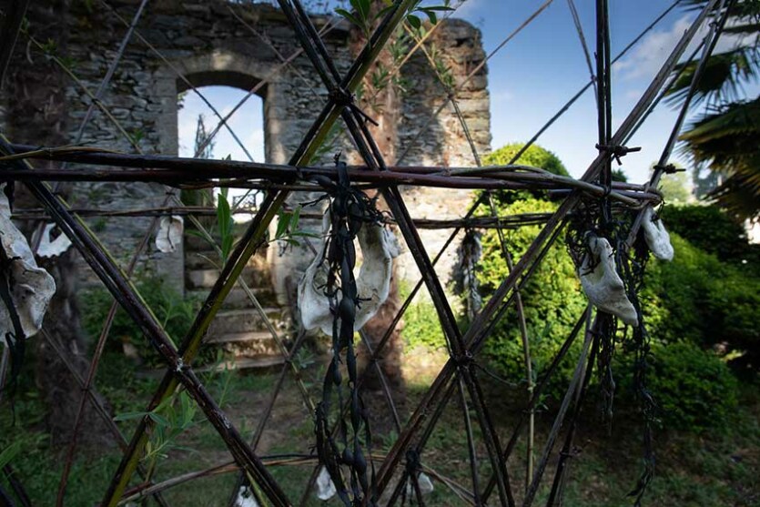 L'arbre du Maître verrier (détail), jardin des trois couronnes à Morlaix, juillet 2023, création de Marie-Claire Raoul, Marie-Claire Raoul