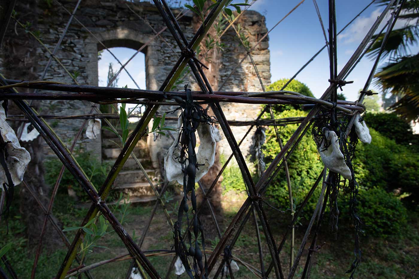 L'arbre du Maître verrier, jardin des trois couronnes à Morlaix, juillet 2023, création de Marie-Claire Raoul