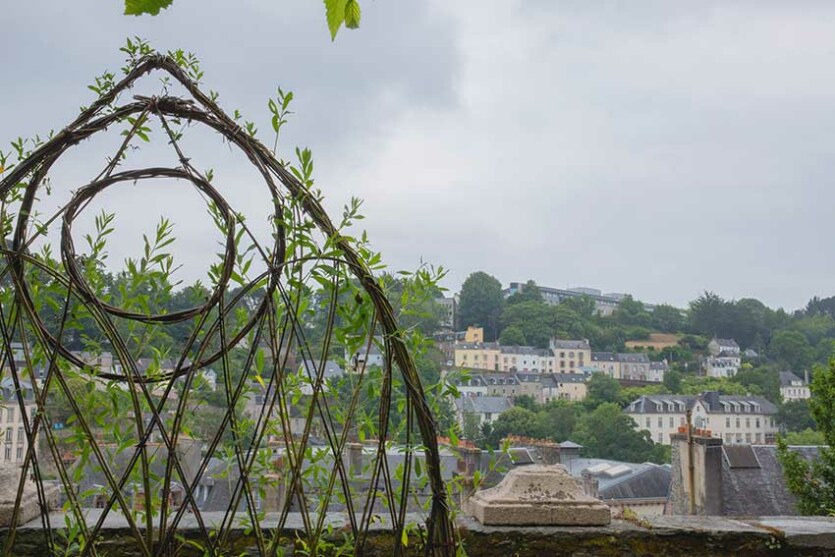 Le portail gothique (détail), jardin du Maître verrier, juillet 2023, création en brins de saule vivant de Marie-Claire Raoul, Marie-Claire Raoul