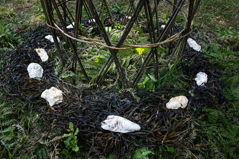 L'arbre du Maître verrier (détail), jardin des trois couronnes à Morlaix, juillet 2023, création de Marie-Claire Raoul, Marie-Claire Raoul