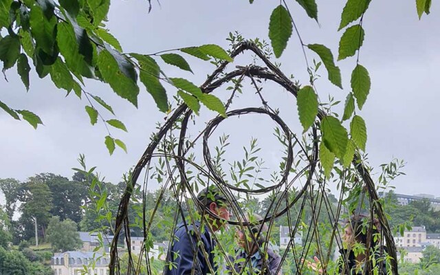 Le portail gothique (détail), jardin du Maître verrier, juillet 2023, création en brins de saule vivant de Marie-Claire Raoul, Marie-Claire Raoul