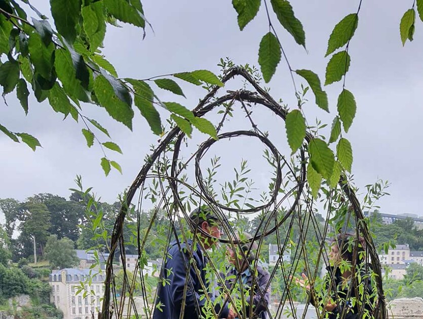 Le portail gothique (détail), jardin du Maître verrier, juillet 2023, création en brins de saule vivant de Marie-Claire Raoul, Marie-Claire Raoul