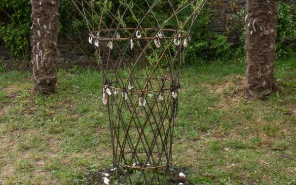 L'arbre du Maître verrier, jardin des trois couronnes à Morlaix, juillet 2023, création de Marie-Claire Raoul