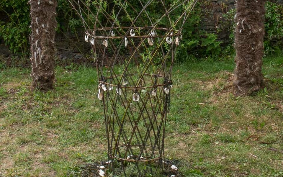 L'arbre du Maître verrier, jardin des trois couronnes à Morlaix, juillet 2023, création de Marie-Claire Raoul, Marie-Claire Raoul