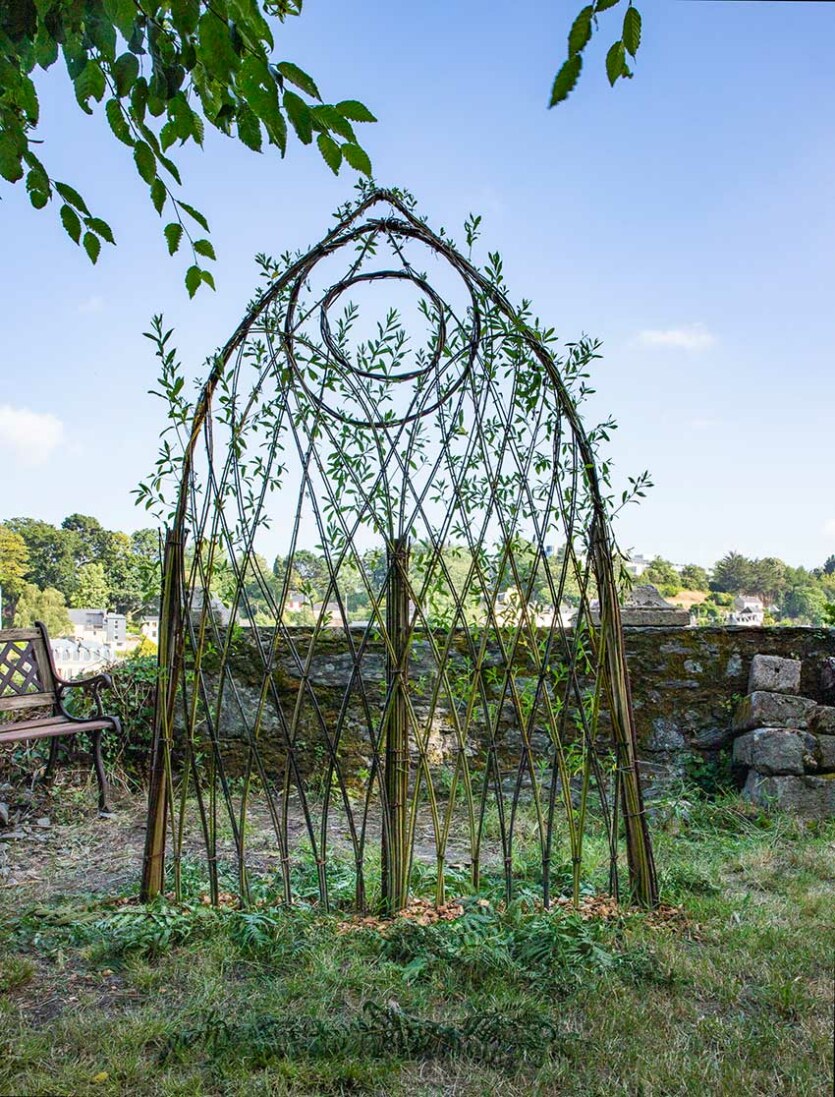 Le portail gothique (détail), jardin du Maître verrier, juillet 2023, création en brins de saule vivant de Marie-Claire Raoul, Marie-Claire Raoul