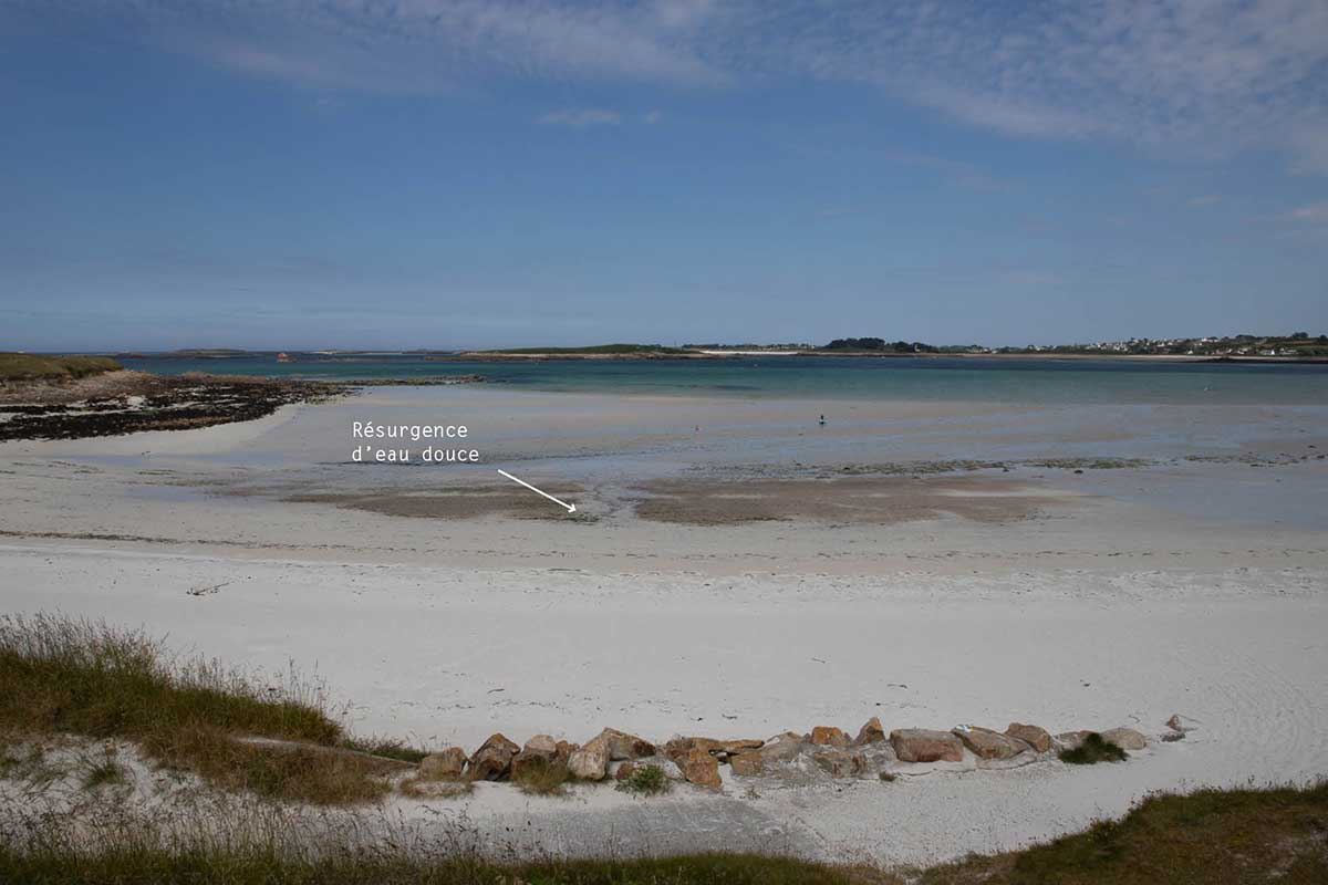 La résurgence sur la plage de Korn ar Gazel, vue du haut des dunes, 2 juin 2022